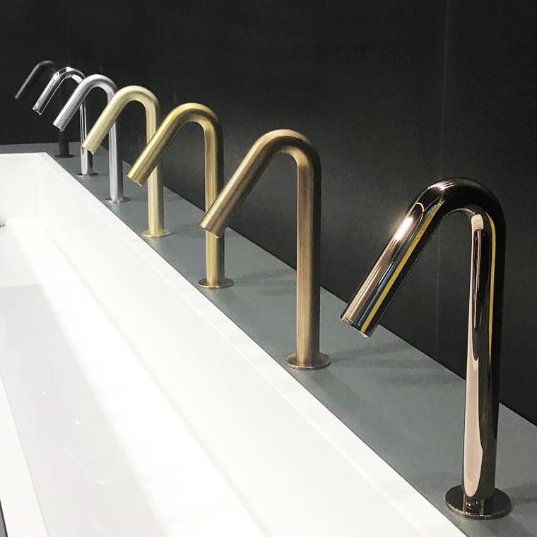 Touch free deck mounted electronic faucet Csaba at ISH | Csaba grifo automatico de sensor