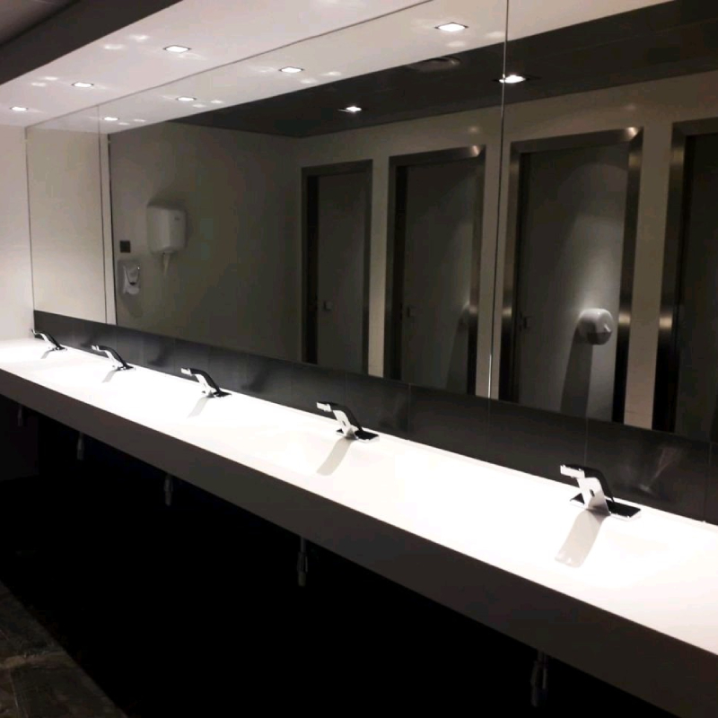 Grifería sin contacto - Grifería de baño para montaje en cubierta - Grifería electrónica sin contacto para instalaciones en cubierta con panel integrado Condor_Edificio mediapro Barcelona -Barcitronic 001