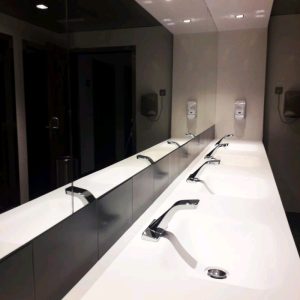 Grifería sin contacto - Grifería de baño para montaje en cubierta - Grifería electrónica sin contacto para instalaciones en cubierta con panel integrado Condor_Edificio mediapro Barcelona -Barcitronic 002