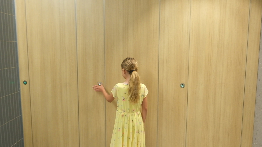 Touchless cubicle partitions for commercial washrooms