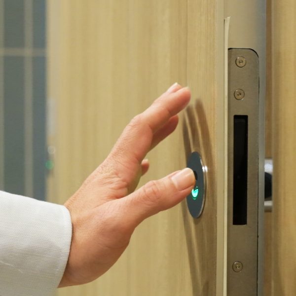 Cabinas de inodoro libres de contacto con indicador de ocupación - Touchless operation - Touchless WC Cubicles with occupancy indicator